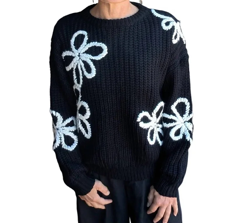 Comfortable And Casual Floral Contrast Stitch Sweater In Black & Ivory