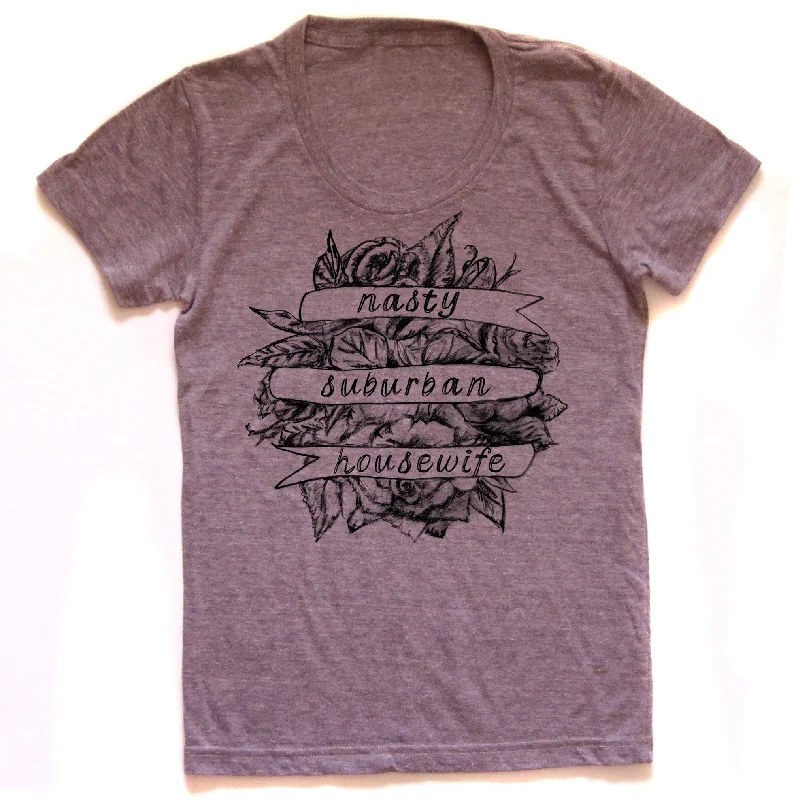 Simple Matching Nasty Suburban Housewife : Women's Tee